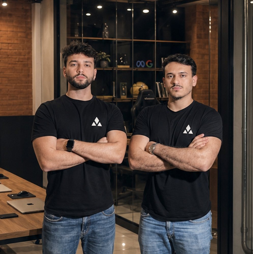 Pedro e João, fundadores da Avora AI, de braços cruzados no escritório